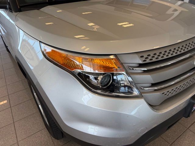 Ford Explorer Vehicle Full-screen Gallery Image 09