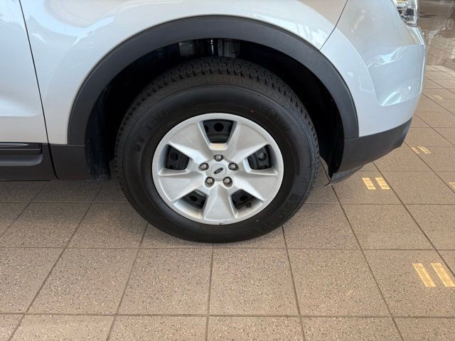 Ford Explorer Vehicle Full-screen Gallery Image 10