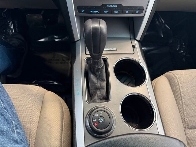 Ford Explorer Vehicle Full-screen Gallery Image 15