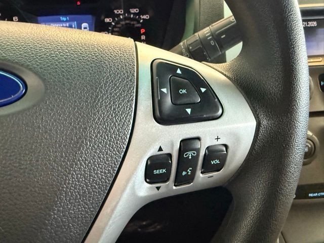 Ford Explorer Vehicle Full-screen Gallery Image 16