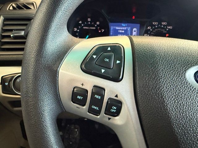 Ford Explorer Vehicle Full-screen Gallery Image 17