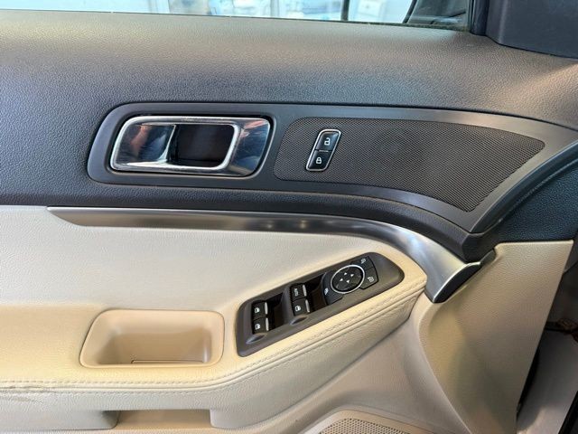 Ford Explorer Vehicle Full-screen Gallery Image 18