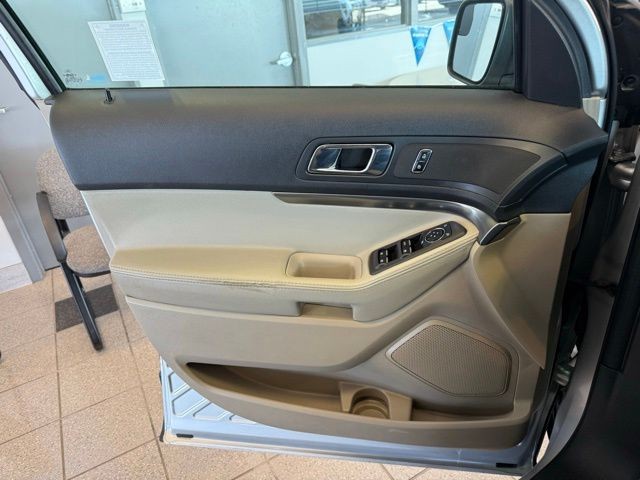 Ford Explorer Vehicle Full-screen Gallery Image 19