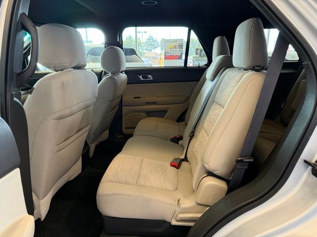 Ford Explorer Vehicle Full-screen Gallery Image 20