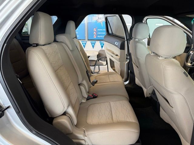 Ford Explorer Vehicle Full-screen Gallery Image 22