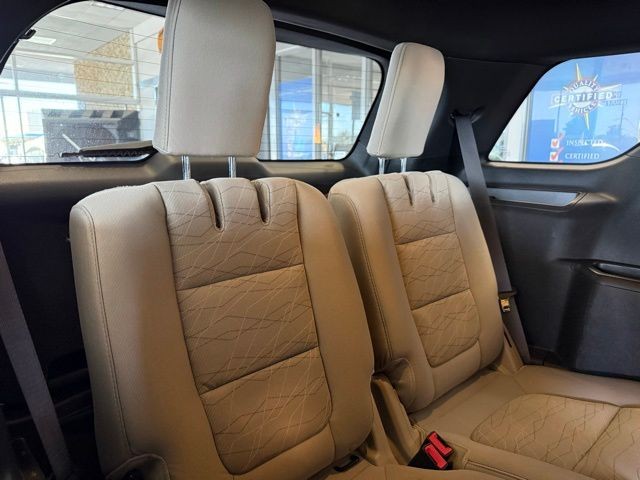 Ford Explorer Vehicle Full-screen Gallery Image 23