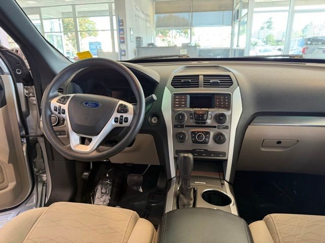 Ford Explorer Vehicle Full-screen Gallery Image 25