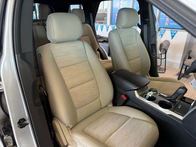 Ford Explorer Vehicle Full-screen Gallery Image 26