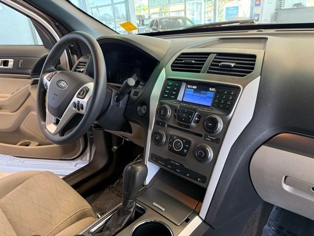 Ford Explorer Vehicle Full-screen Gallery Image 27