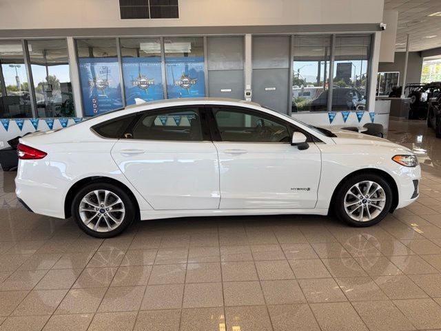 Ford Fusion Hybrid Vehicle Full-screen Gallery Image 02