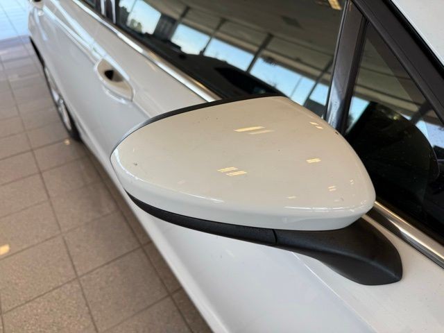 Ford Fusion Hybrid Vehicle Full-screen Gallery Image 11