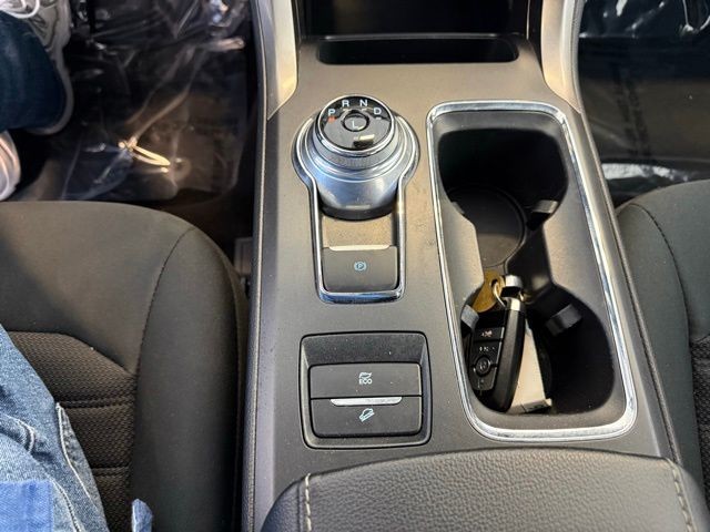 Ford Fusion Hybrid Vehicle Full-screen Gallery Image 17