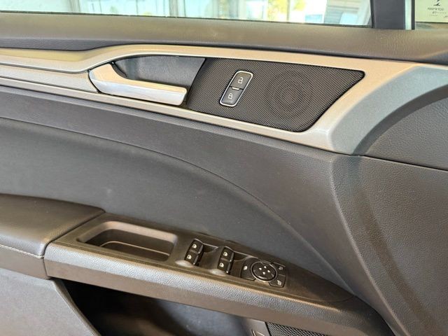 Ford Fusion Hybrid Vehicle Full-screen Gallery Image 20