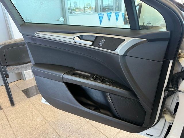 Ford Fusion Hybrid Vehicle Full-screen Gallery Image 21
