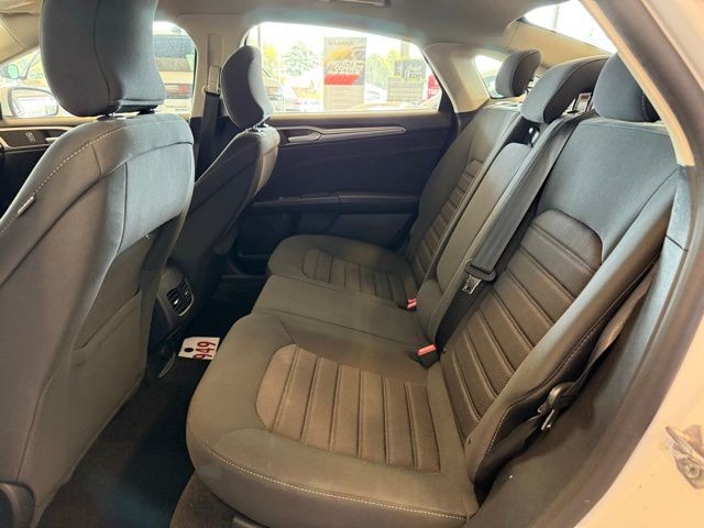 Ford Fusion Hybrid Vehicle Full-screen Gallery Image 22