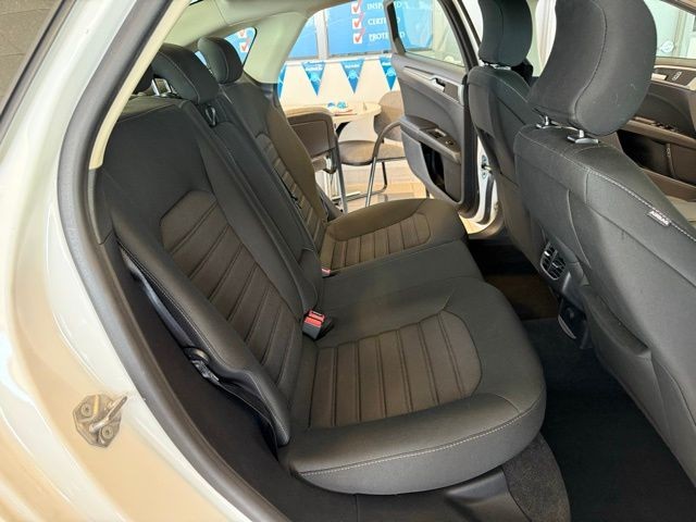 Ford Fusion Hybrid Vehicle Full-screen Gallery Image 24