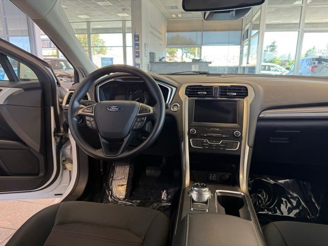 Ford Fusion Hybrid Vehicle Full-screen Gallery Image 26