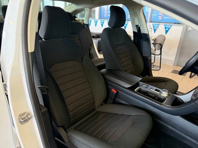 Ford Fusion Hybrid Vehicle Full-screen Gallery Image 27