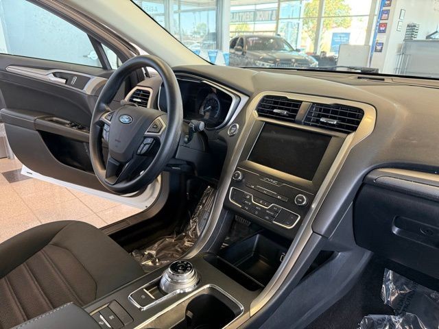 Ford Fusion Hybrid Vehicle Full-screen Gallery Image 28
