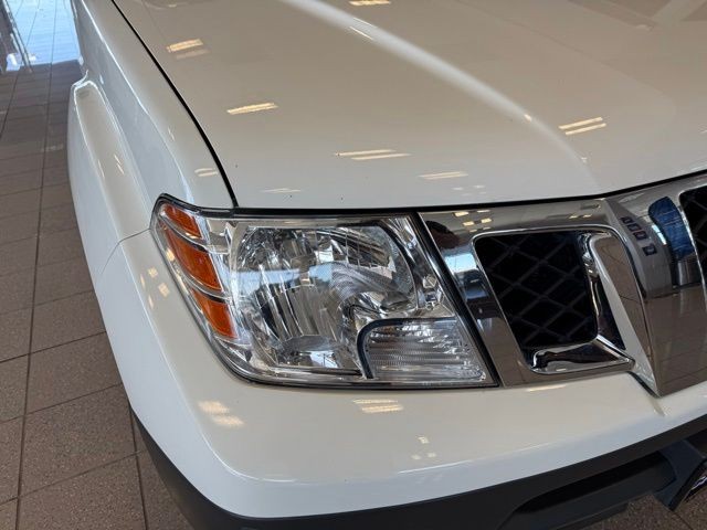 Nissan Frontier Vehicle Full-screen Gallery Image 09