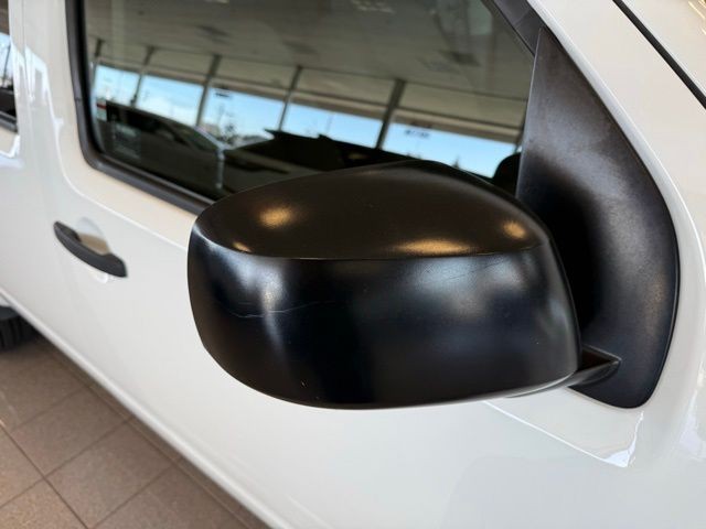 Nissan Frontier Vehicle Full-screen Gallery Image 11