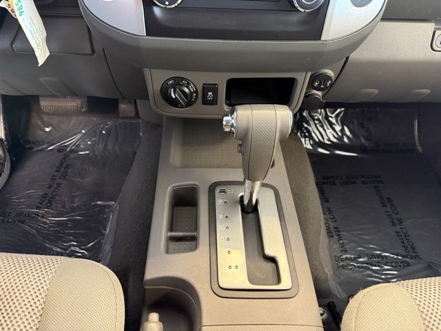 Nissan Frontier Vehicle Full-screen Gallery Image 16
