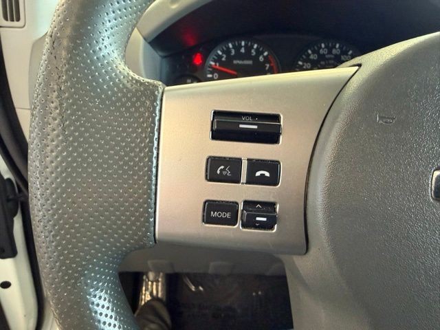 Nissan Frontier Vehicle Full-screen Gallery Image 18