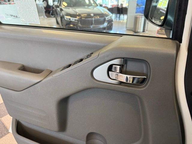 Nissan Frontier Vehicle Full-screen Gallery Image 20
