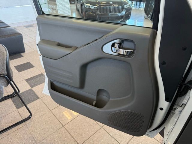 Nissan Frontier Vehicle Full-screen Gallery Image 21