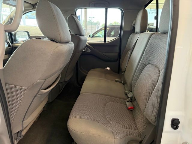 Nissan Frontier Vehicle Full-screen Gallery Image 22