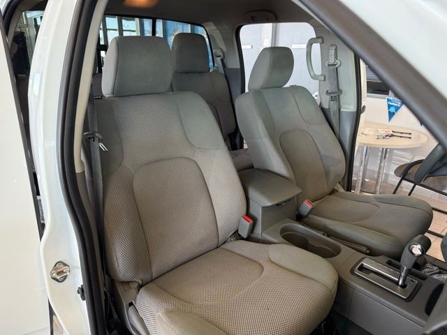Nissan Frontier Vehicle Full-screen Gallery Image 25