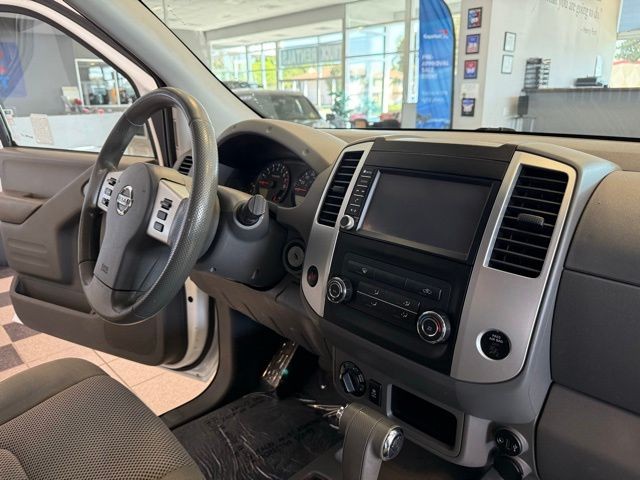 Nissan Frontier Vehicle Full-screen Gallery Image 26