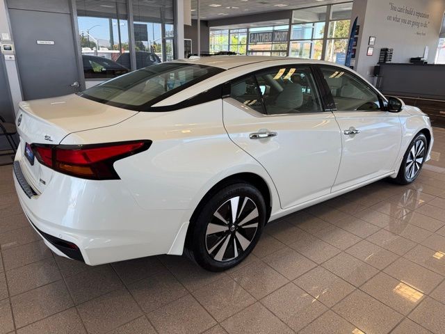 Nissan Altima Vehicle Full-screen Gallery Image 03