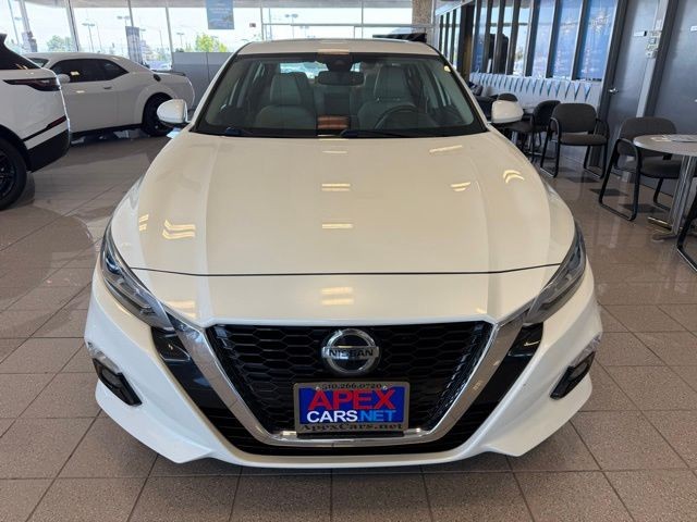 Nissan Altima Vehicle Full-screen Gallery Image 07