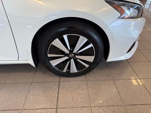 Nissan Altima Vehicle Full-screen Gallery Image 10