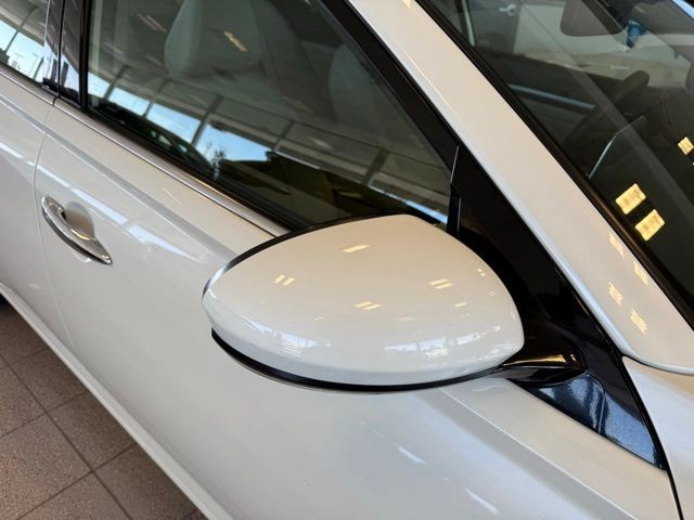 Nissan Altima Vehicle Full-screen Gallery Image 11
