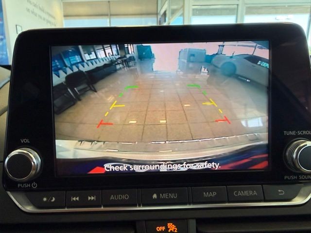 Nissan Altima Vehicle Full-screen Gallery Image 14
