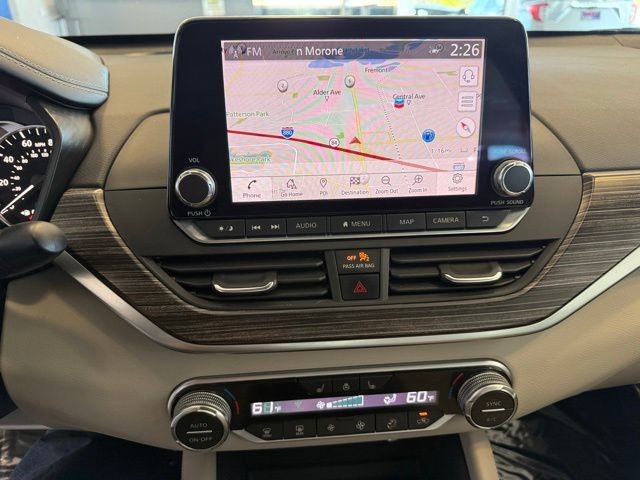 Nissan Altima Vehicle Full-screen Gallery Image 16