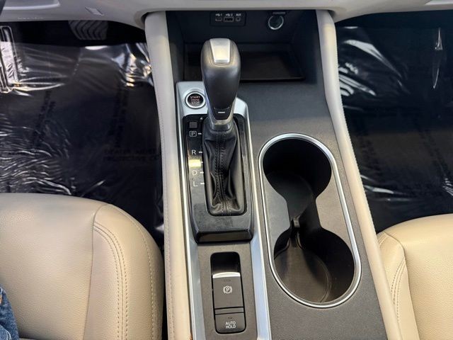 Nissan Altima Vehicle Full-screen Gallery Image 17