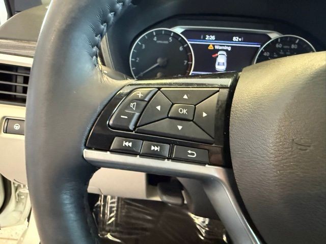 Nissan Altima Vehicle Full-screen Gallery Image 19