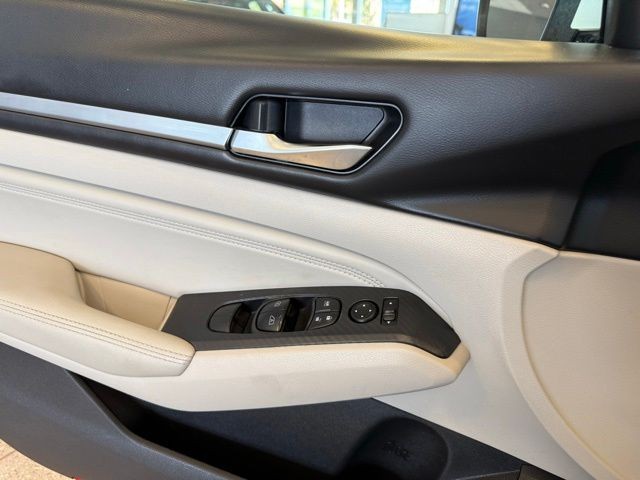 Nissan Altima Vehicle Full-screen Gallery Image 20