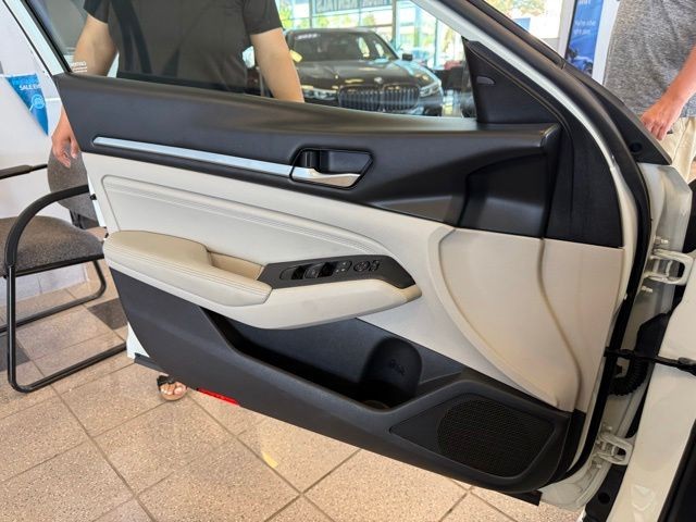 Nissan Altima Vehicle Full-screen Gallery Image 21