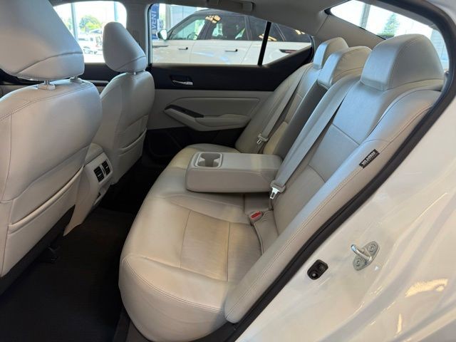 Nissan Altima Vehicle Full-screen Gallery Image 22