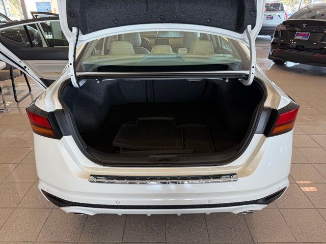 Nissan Altima Vehicle Full-screen Gallery Image 23