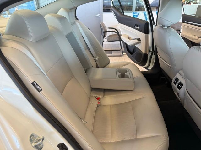 Nissan Altima Vehicle Full-screen Gallery Image 24