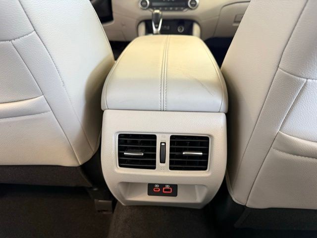 Nissan Altima Vehicle Full-screen Gallery Image 25