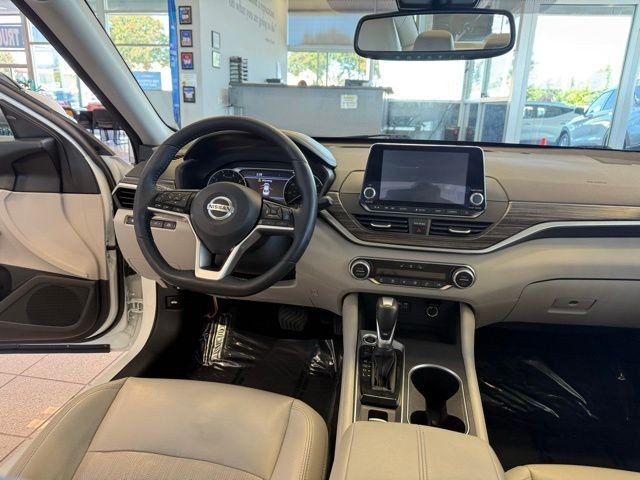Nissan Altima Vehicle Full-screen Gallery Image 26