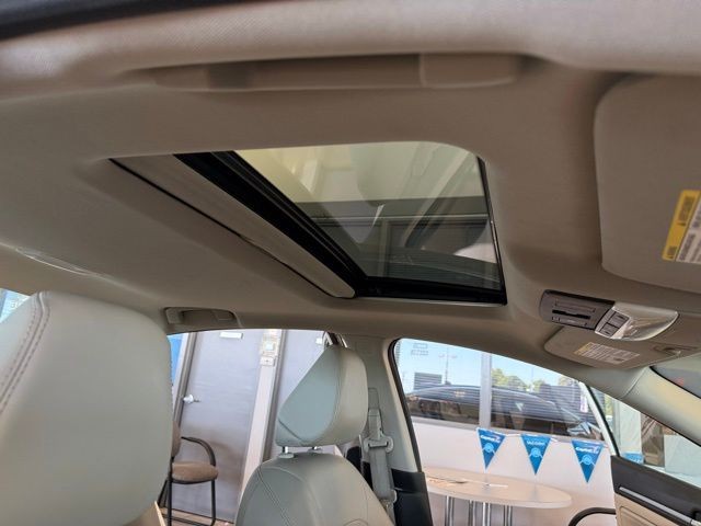 Nissan Altima Vehicle Full-screen Gallery Image 28