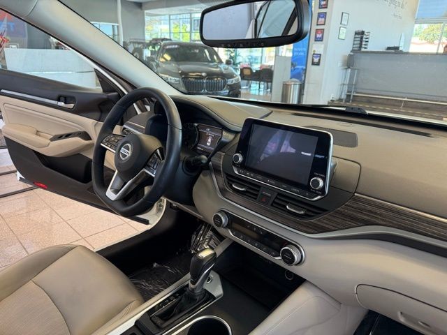 Nissan Altima Vehicle Full-screen Gallery Image 29