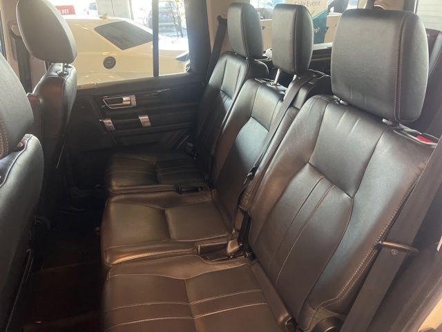 Land Rover LR4 Vehicle Full-screen Gallery Image 16
